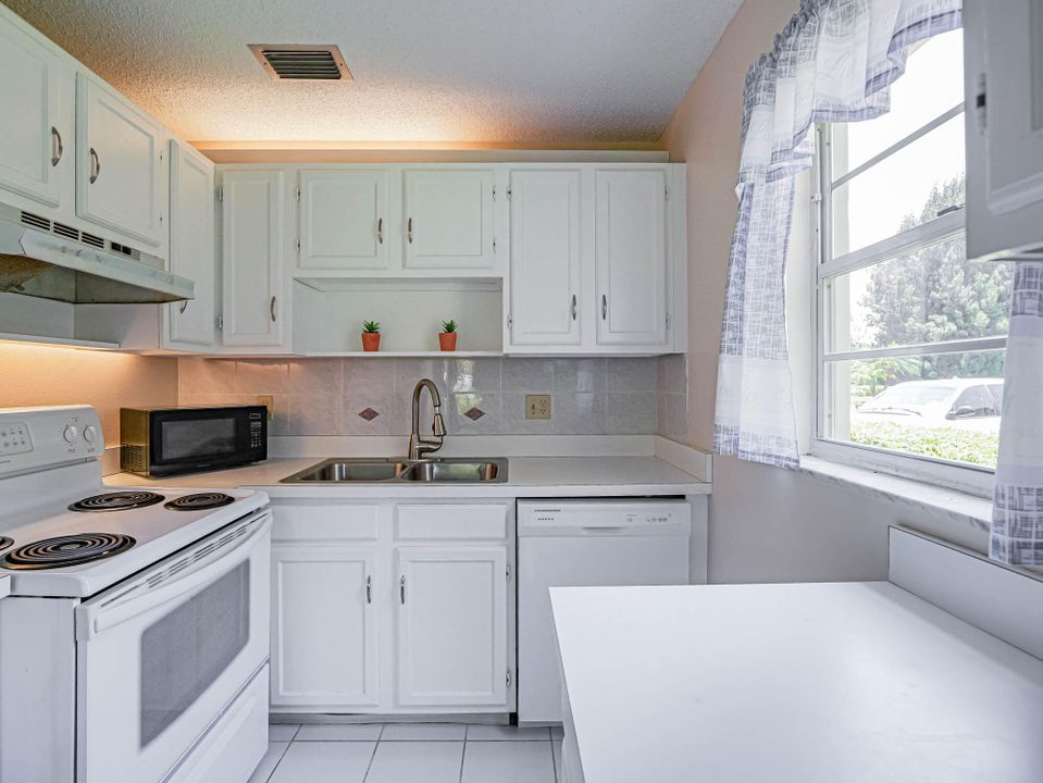 Active With Contract: $115,000 (1 beds, 1 baths, 750 Square Feet)