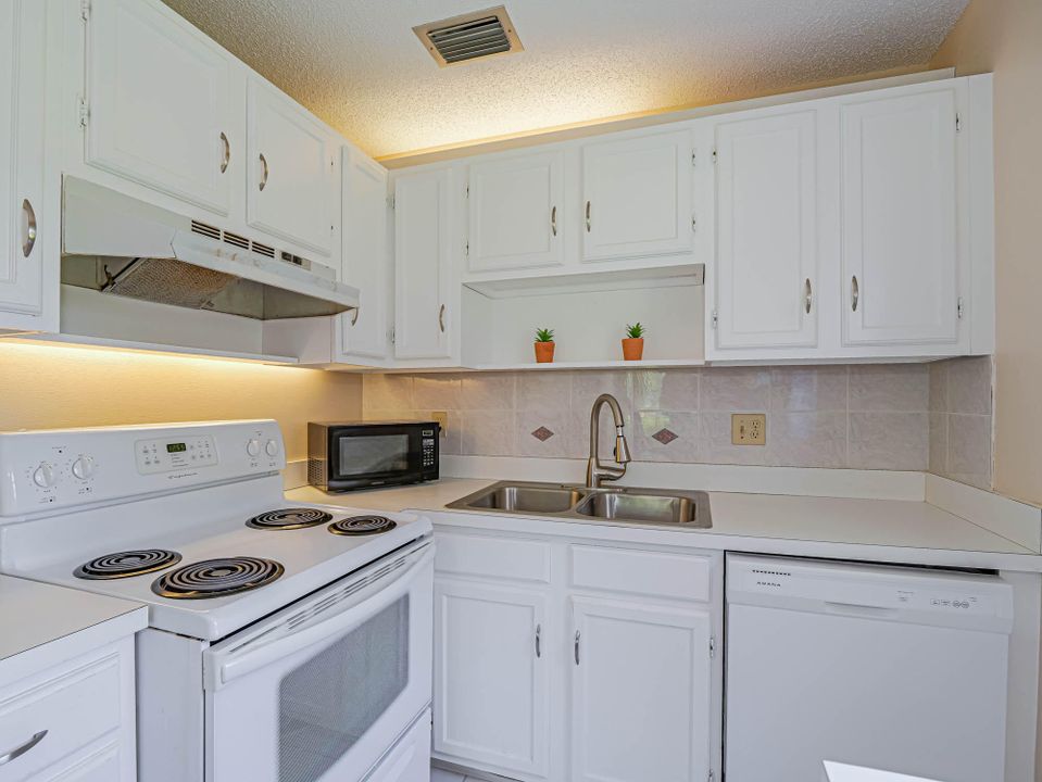 Active With Contract: $115,000 (1 beds, 1 baths, 750 Square Feet)