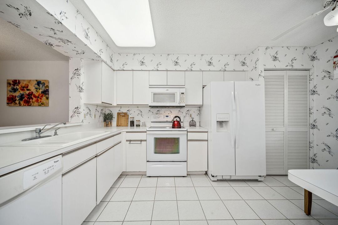 For Sale: $299,000 (2 beds, 2 baths, 1500 Square Feet)