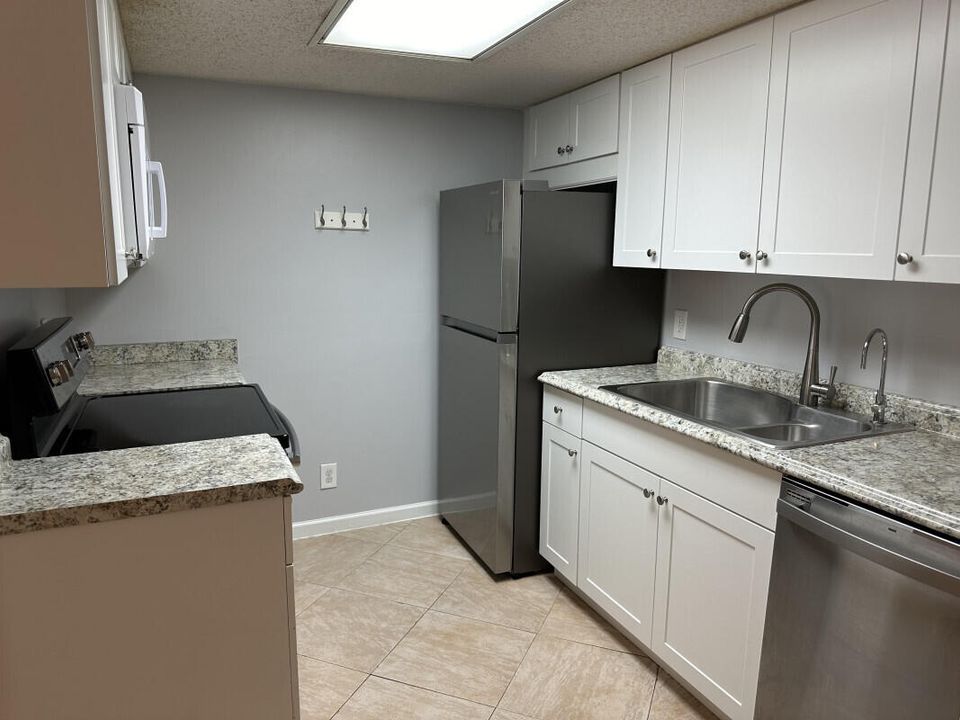 Active With Contract: $239,900 (2 beds, 2 baths, 800 Square Feet)