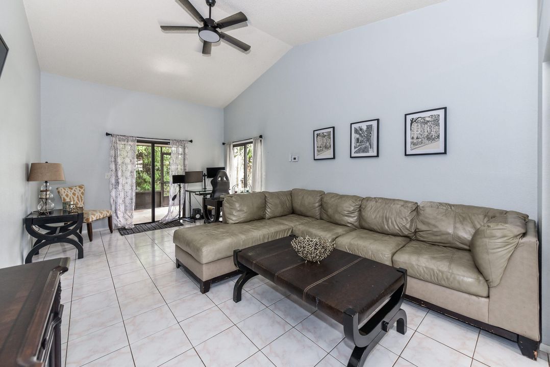 For Sale: $275,000 (2 beds, 2 baths, 825 Square Feet)