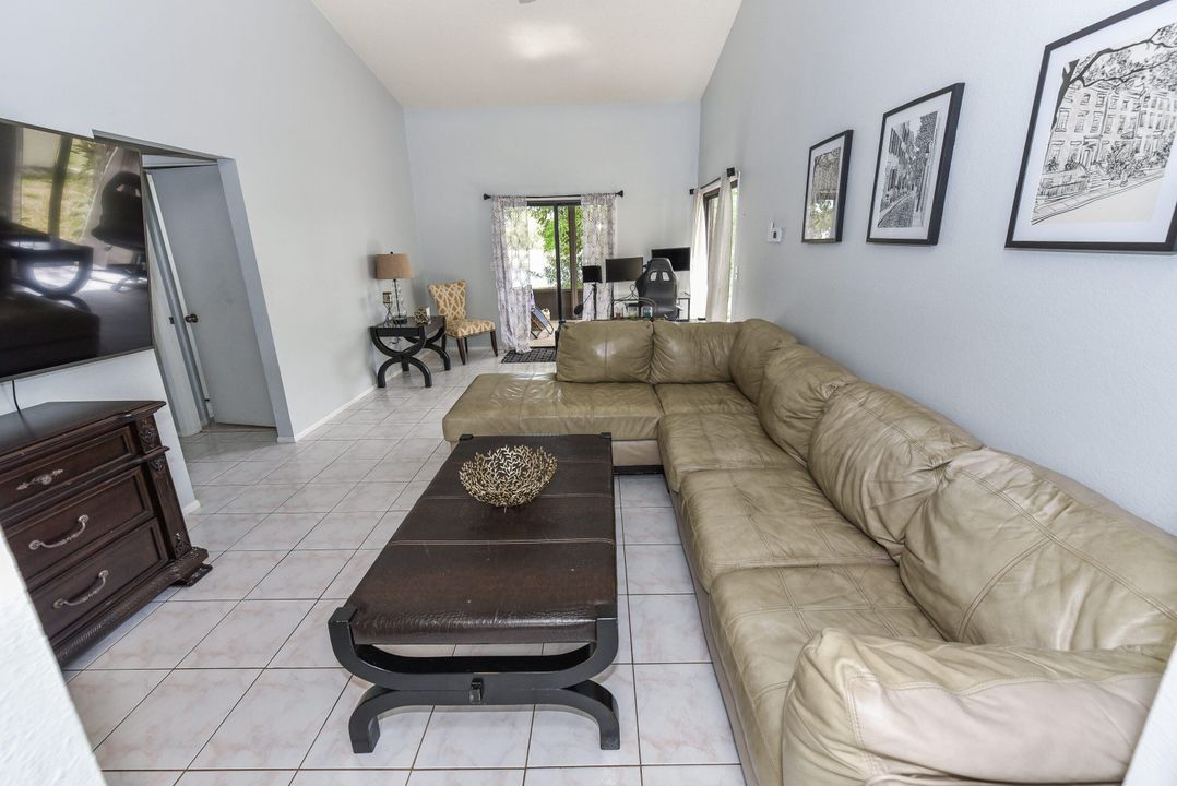For Sale: $275,000 (2 beds, 2 baths, 825 Square Feet)