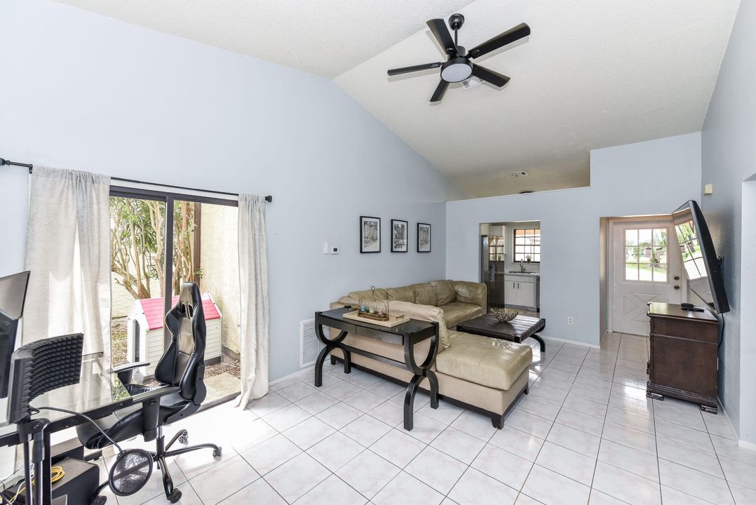 For Sale: $275,000 (2 beds, 2 baths, 825 Square Feet)