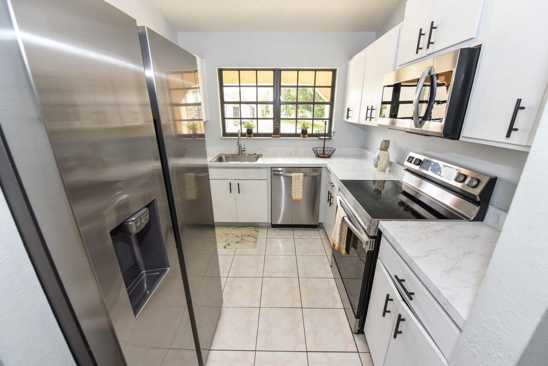 For Sale: $275,000 (2 beds, 2 baths, 825 Square Feet)