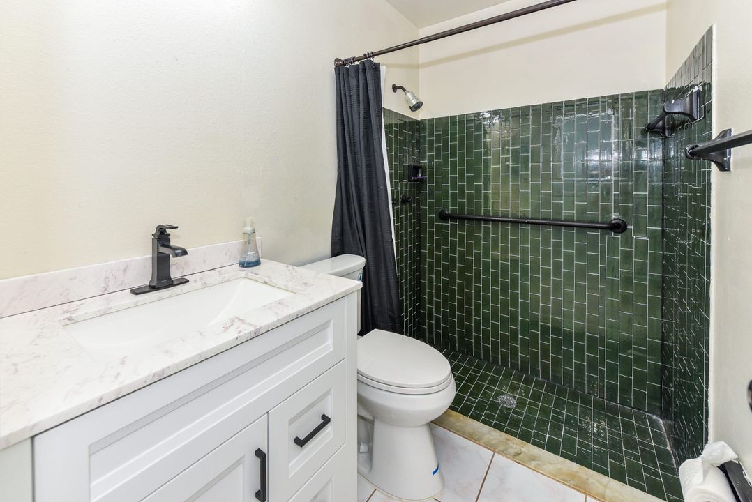 For Sale: $275,000 (2 beds, 2 baths, 825 Square Feet)