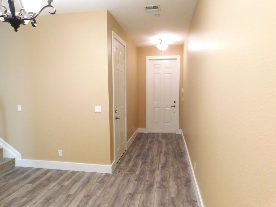 For Rent: $2,500 (2 beds, 2 baths, 1627 Square Feet)