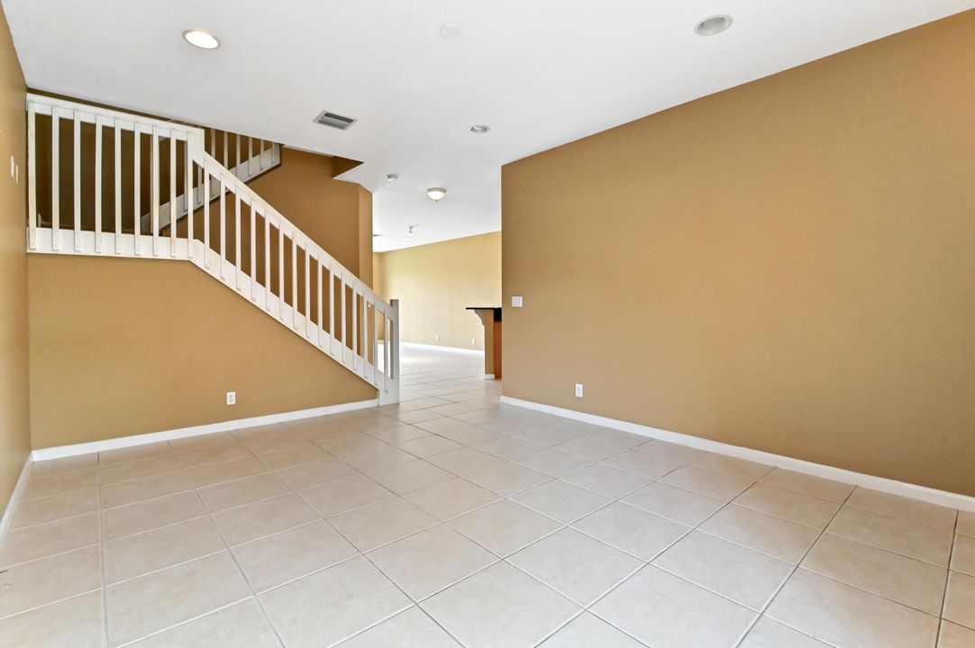 Active With Contract: $3,500 (3 beds, 3 baths, 2018 Square Feet)