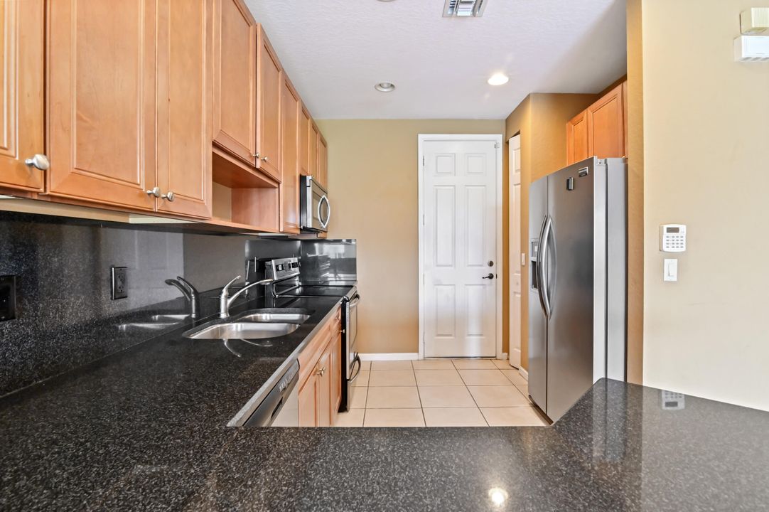 Active With Contract: $3,500 (3 beds, 3 baths, 2018 Square Feet)