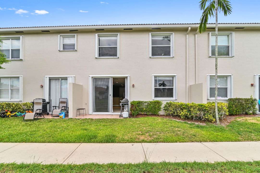 Active With Contract: $3,500 (3 beds, 3 baths, 2018 Square Feet)