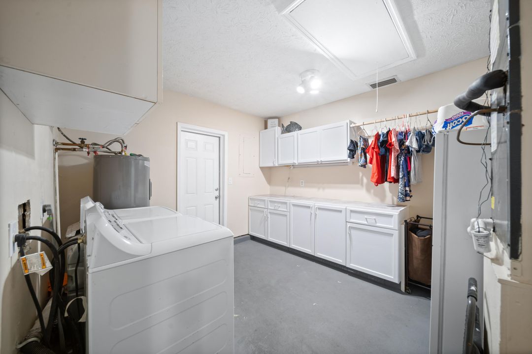 Active With Contract: $339,900 (3 beds, 2 baths, 1334 Square Feet)