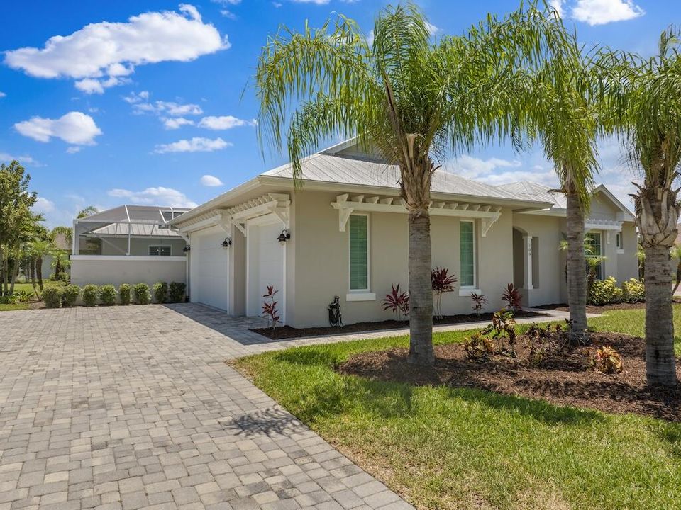 For Sale: $949,000 (3 beds, 3 baths, 2585 Square Feet)