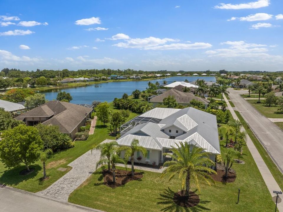 For Sale: $850,000 (3 beds, 3 baths, 2585 Square Feet)