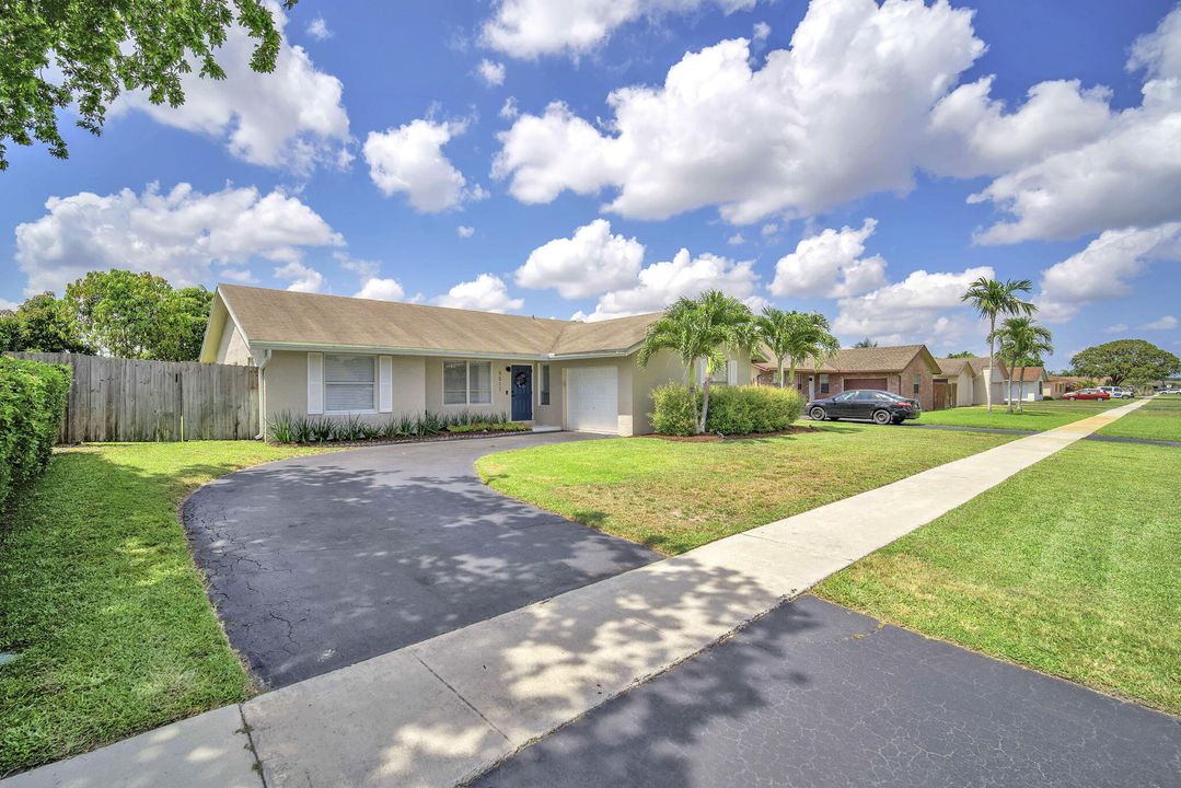 Active With Contract: $565,000 (3 beds, 2 baths, 1281 Square Feet)