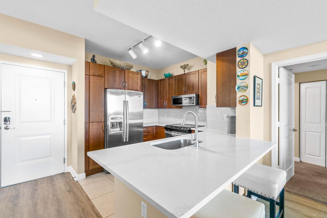 Active With Contract: $2,850 (2 beds, 2 baths, 1185 Square Feet)