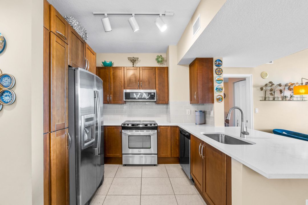 Active With Contract: $2,850 (2 beds, 2 baths, 1185 Square Feet)