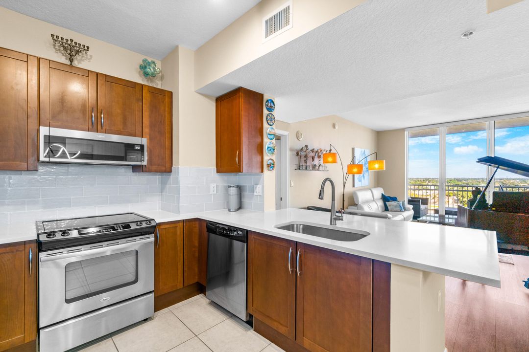 Active With Contract: $2,850 (2 beds, 2 baths, 1185 Square Feet)