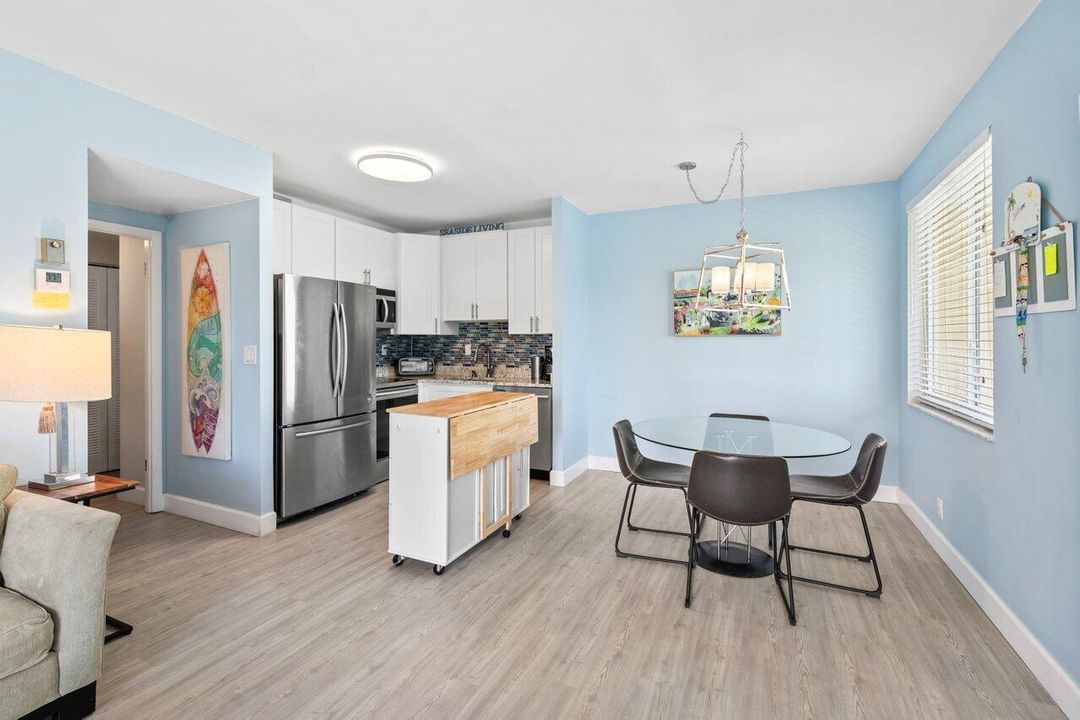 For Sale: $435,000 (1 beds, 1 baths, 662 Square Feet)