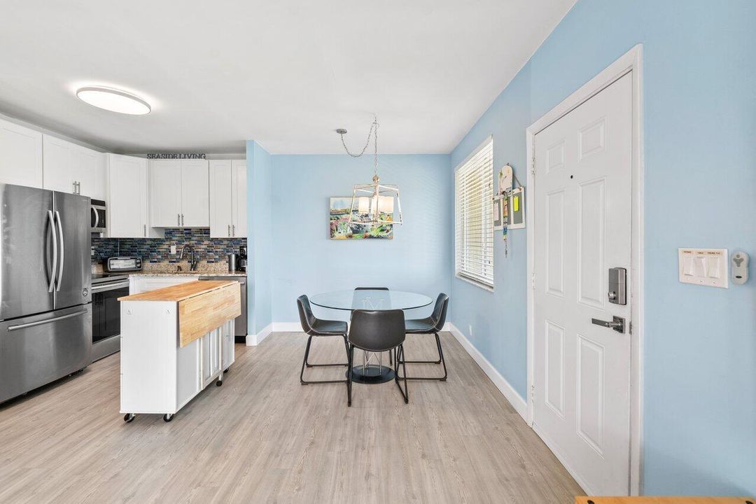 For Sale: $435,000 (1 beds, 1 baths, 662 Square Feet)