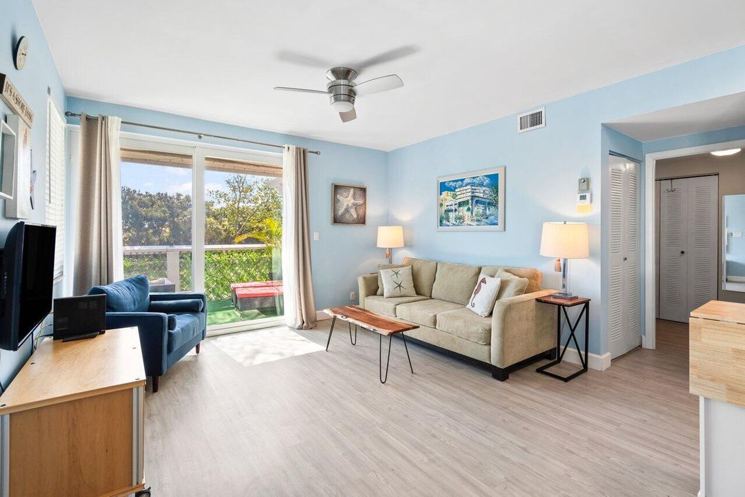 For Sale: $435,000 (1 beds, 1 baths, 662 Square Feet)