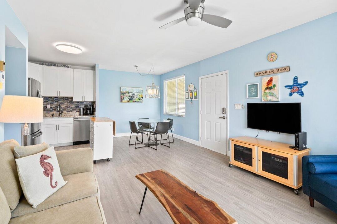 For Sale: $435,000 (1 beds, 1 baths, 662 Square Feet)