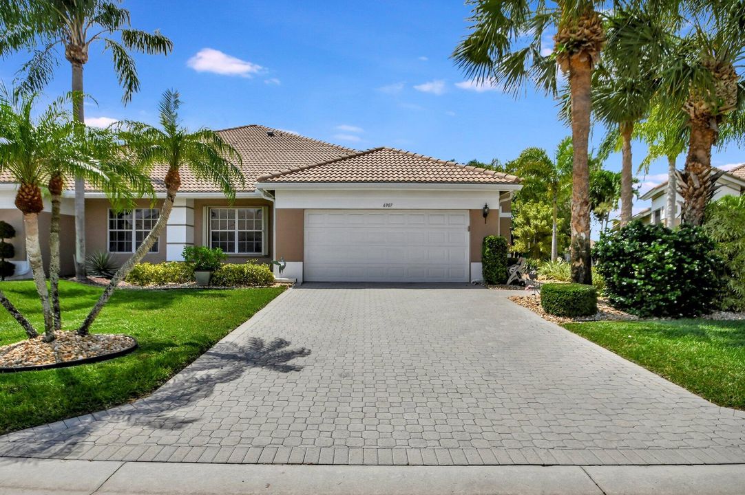 最近售出: $325,000 (3 贝兹, 2 浴室, 2069 平方英尺)