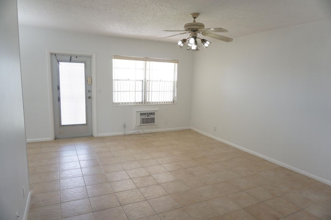 For Sale: $119,000 (2 beds, 1 baths, 819 Square Feet)