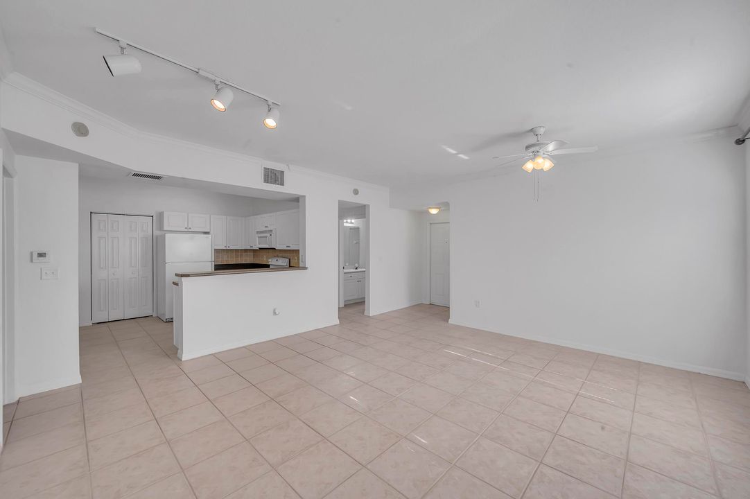 For Sale: $279,900 (2 beds, 2 baths, 1033 Square Feet)