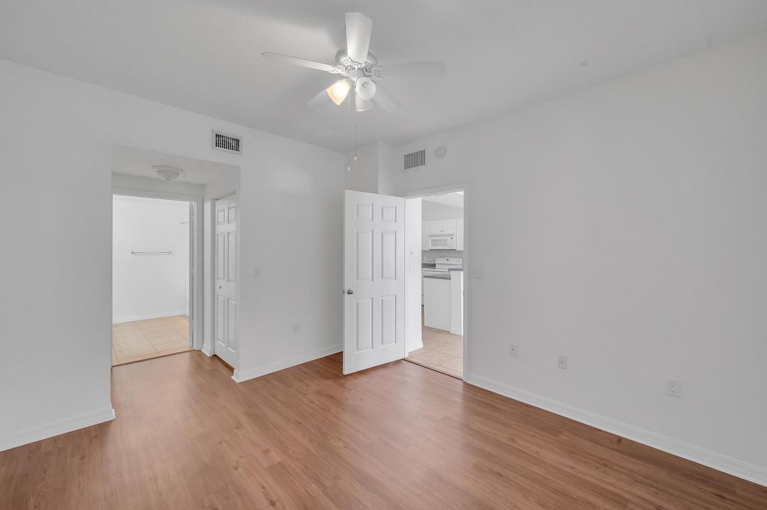 For Sale: $279,900 (2 beds, 2 baths, 1033 Square Feet)