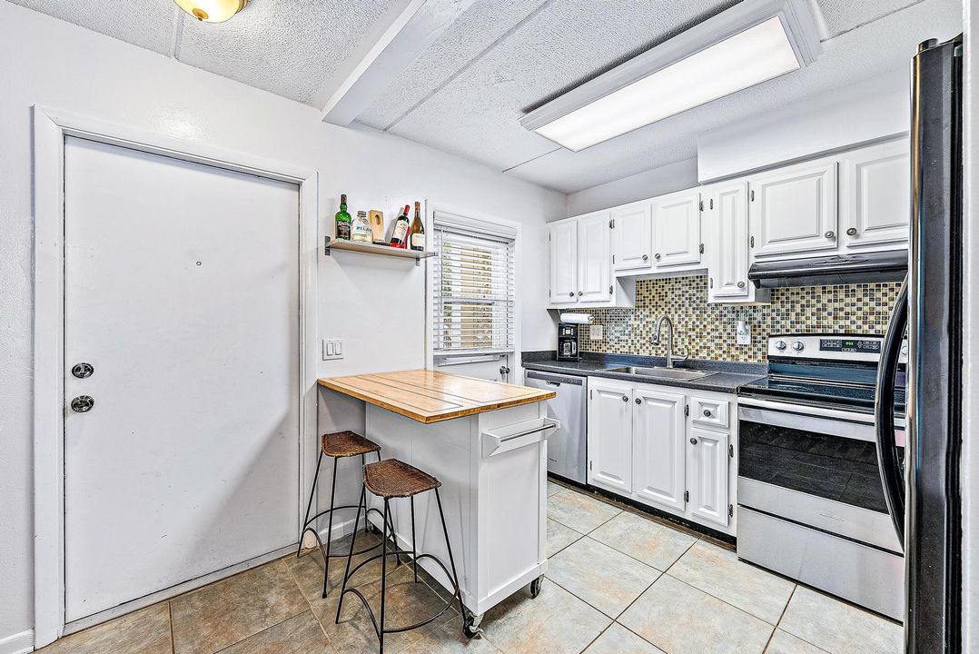 For Sale: $257,500 (2 beds, 1 baths, 850 Square Feet)