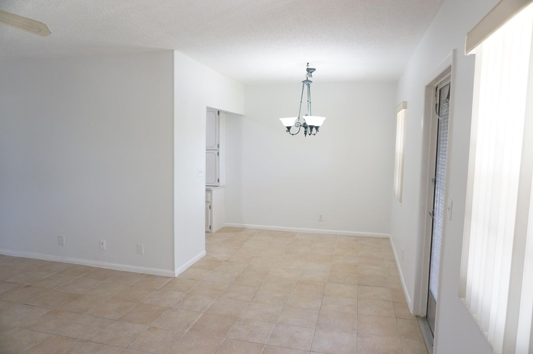 For Sale: $119,000 (2 beds, 1 baths, 819 Square Feet)