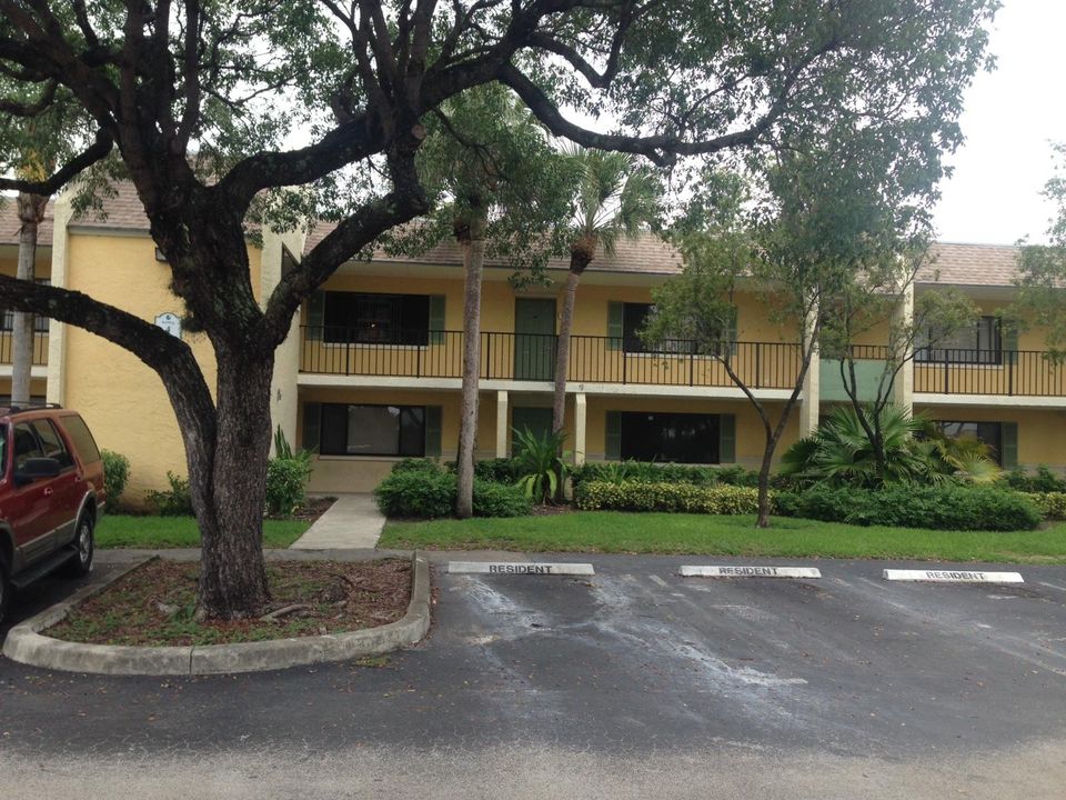 Active With Contract: $2,100 (2 beds, 2 baths, 921 Square Feet)