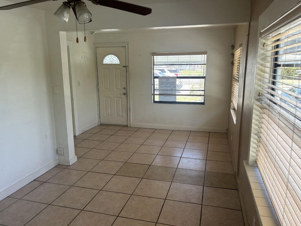 For Sale: $299,000 (2 beds, 1 baths, 1200 Square Feet)