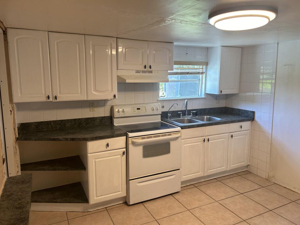 For Sale: $299,000 (2 beds, 1 baths, 1200 Square Feet)