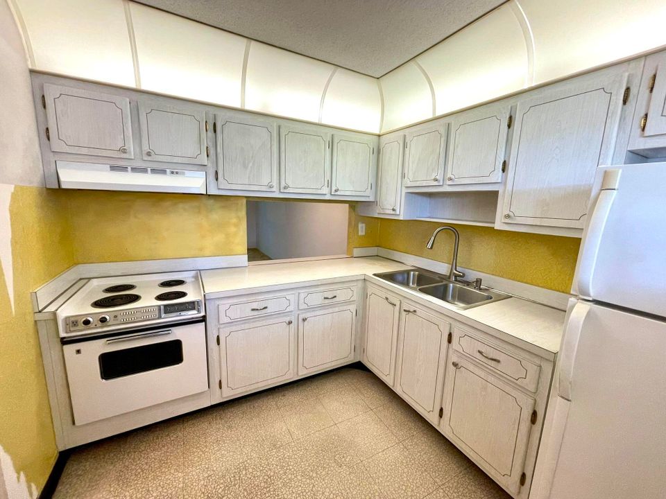 Active With Contract: $64,900 (2 beds, 1 baths, 894 Square Feet)