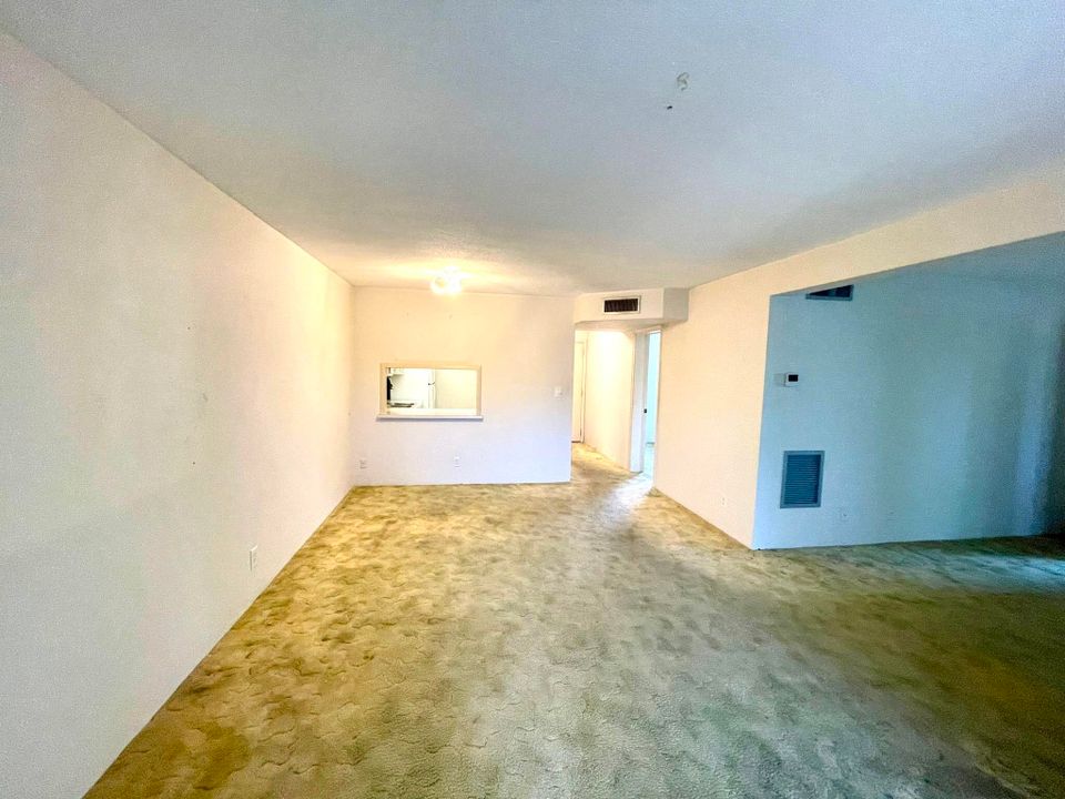 Active With Contract: $64,900 (2 beds, 1 baths, 894 Square Feet)