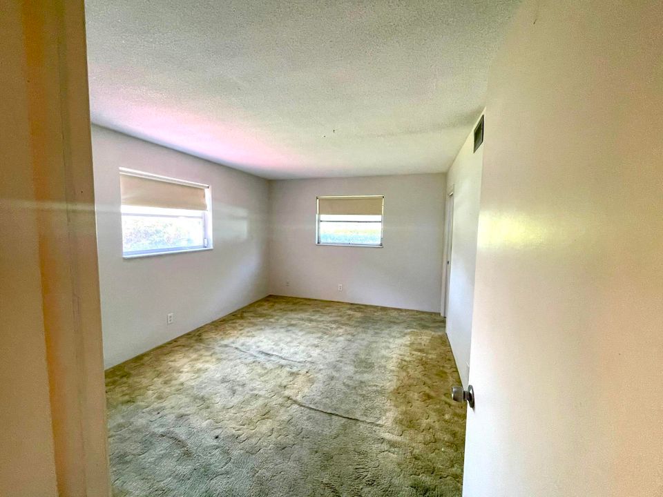 Active With Contract: $64,900 (2 beds, 1 baths, 894 Square Feet)