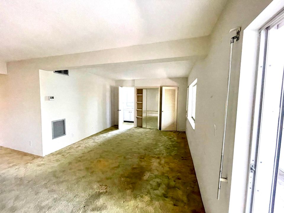Active With Contract: $64,900 (2 beds, 1 baths, 894 Square Feet)