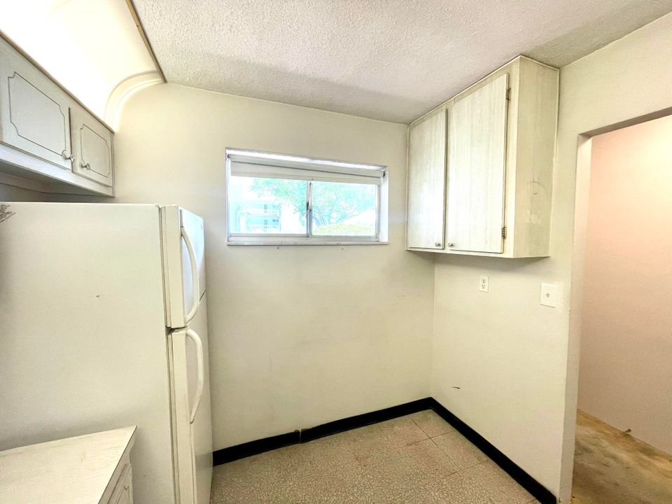 Active With Contract: $64,900 (2 beds, 1 baths, 894 Square Feet)