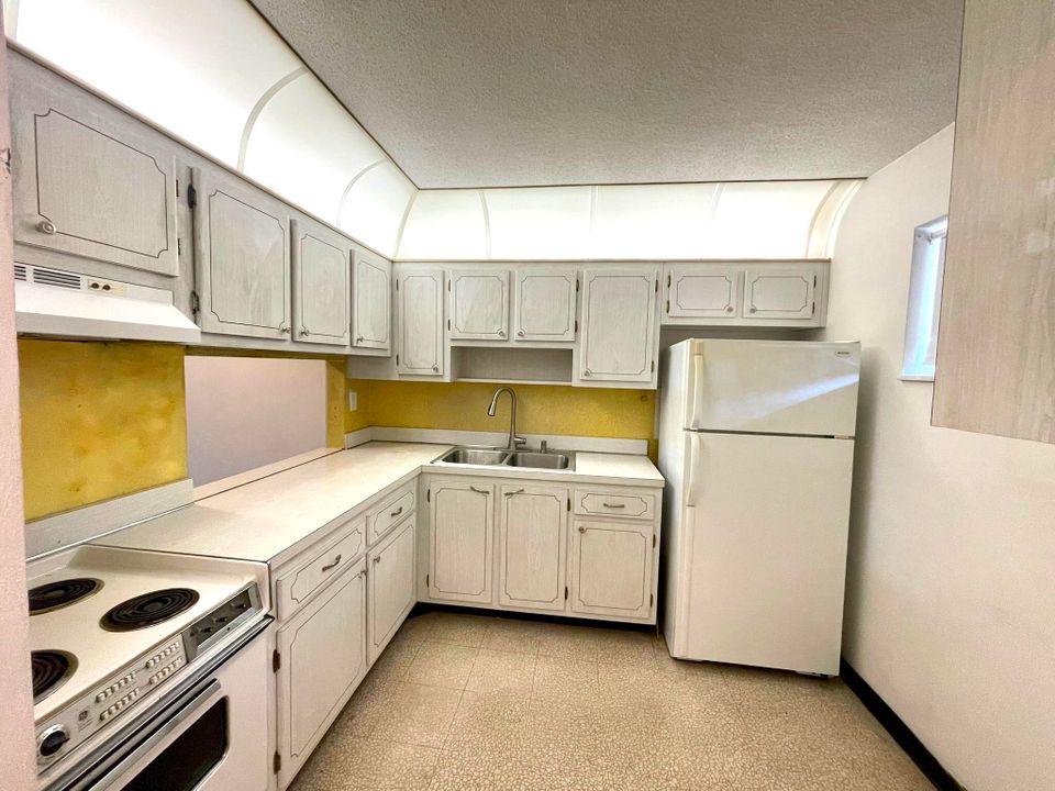 Active With Contract: $64,900 (2 beds, 1 baths, 894 Square Feet)