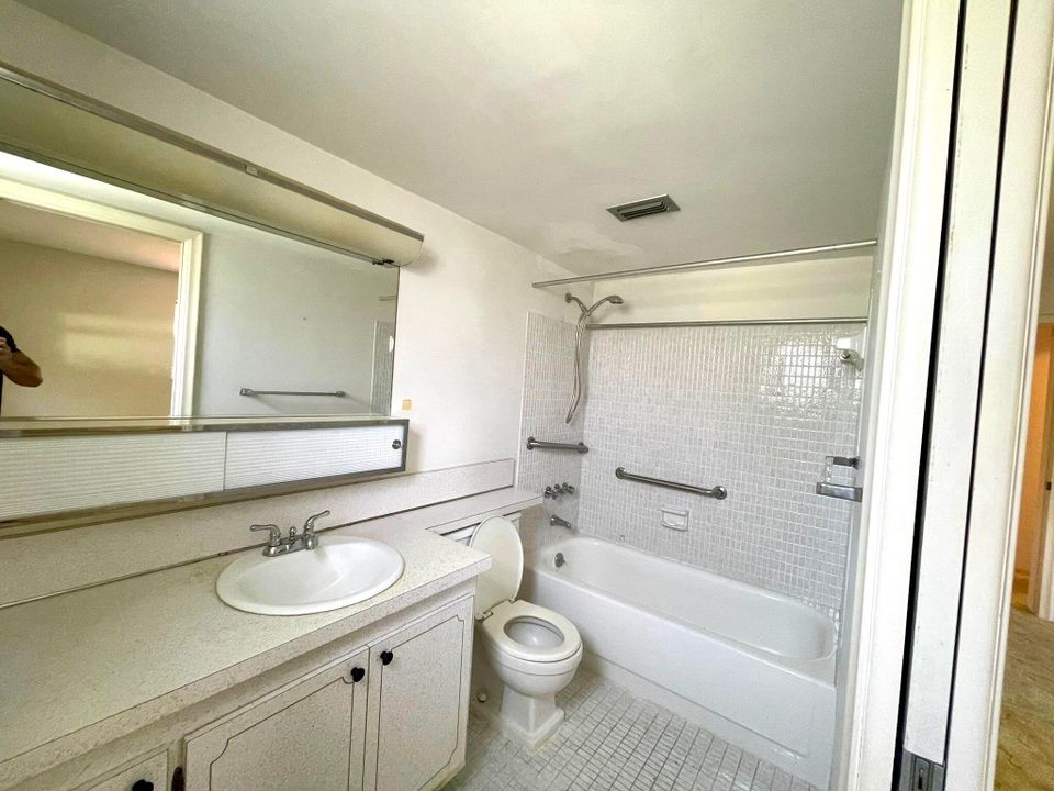 Active With Contract: $64,900 (2 beds, 1 baths, 894 Square Feet)