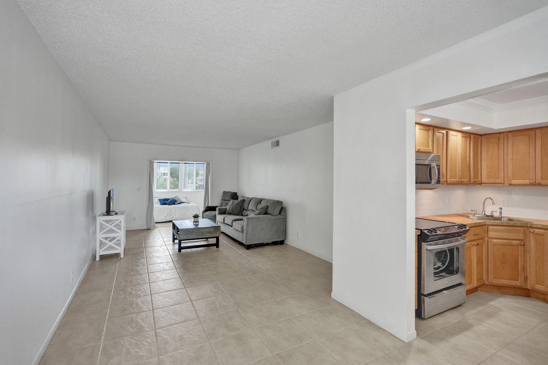 For Sale: $129,000 (1 beds, 1 baths, 758 Square Feet)