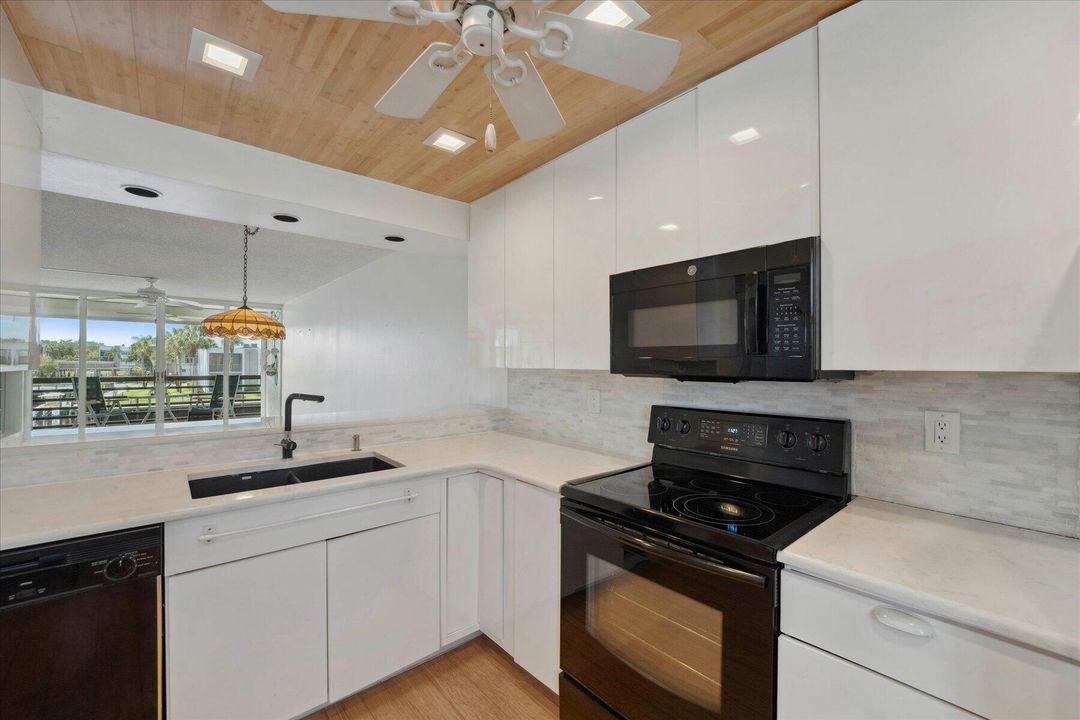 For Sale: $350,000 (2 beds, 2 baths, 1001 Square Feet)