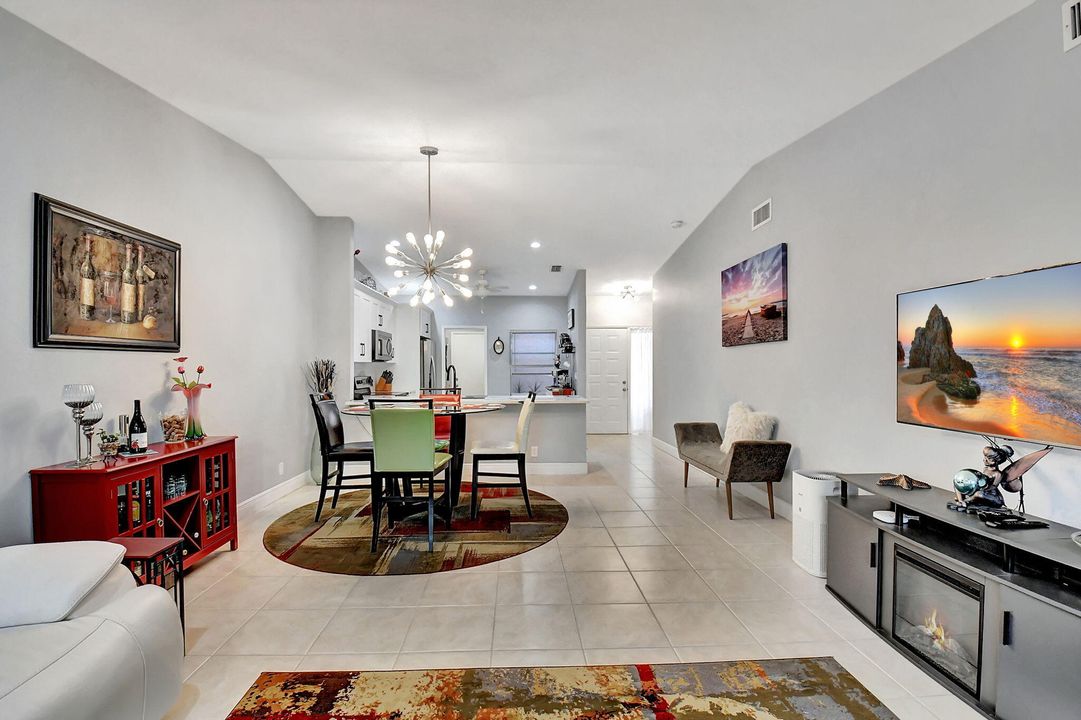 For Sale: $379,000 (2 beds, 2 baths, 1310 Square Feet)