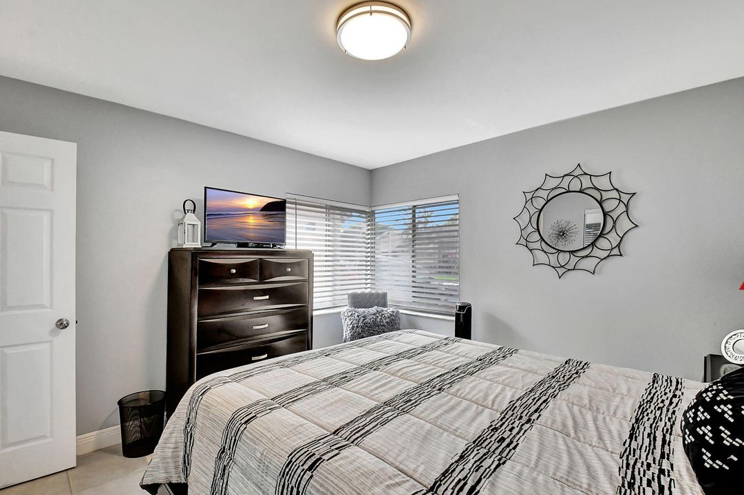 For Sale: $379,000 (2 beds, 2 baths, 1310 Square Feet)