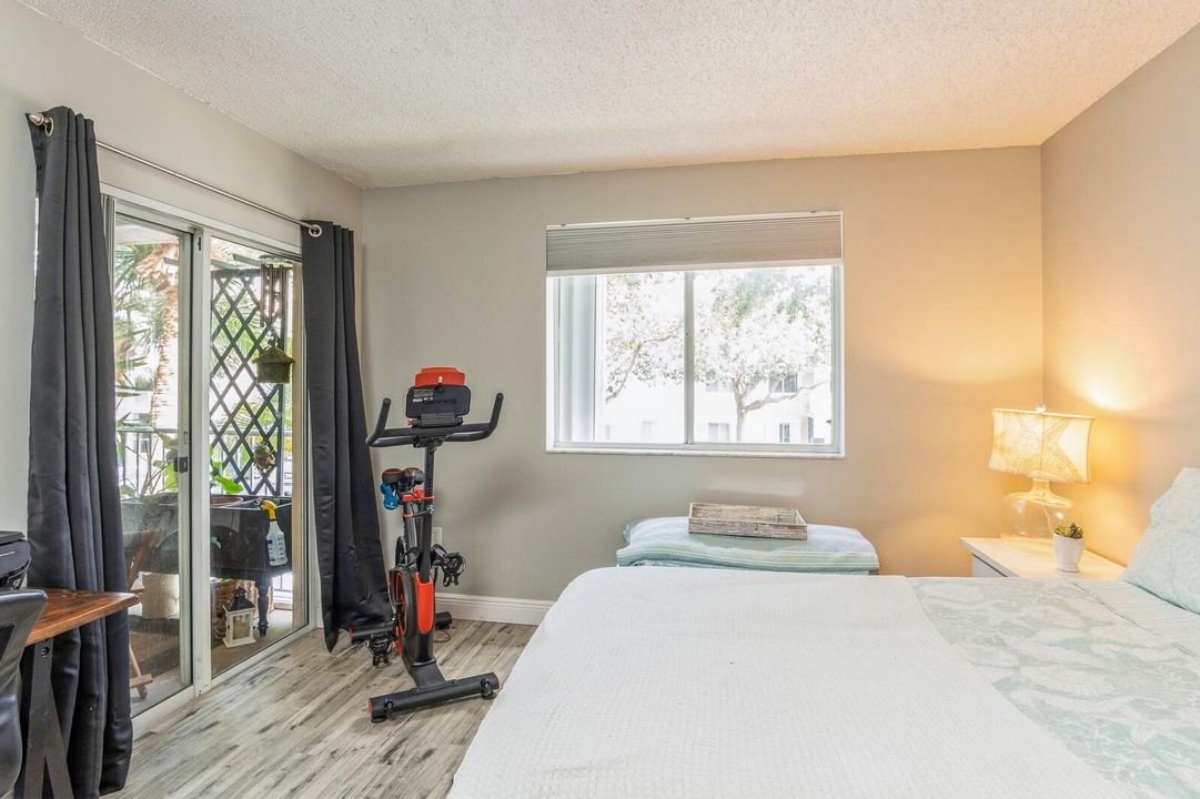 For Sale: $385,000 (2 beds, 2 baths, 1200 Square Feet)