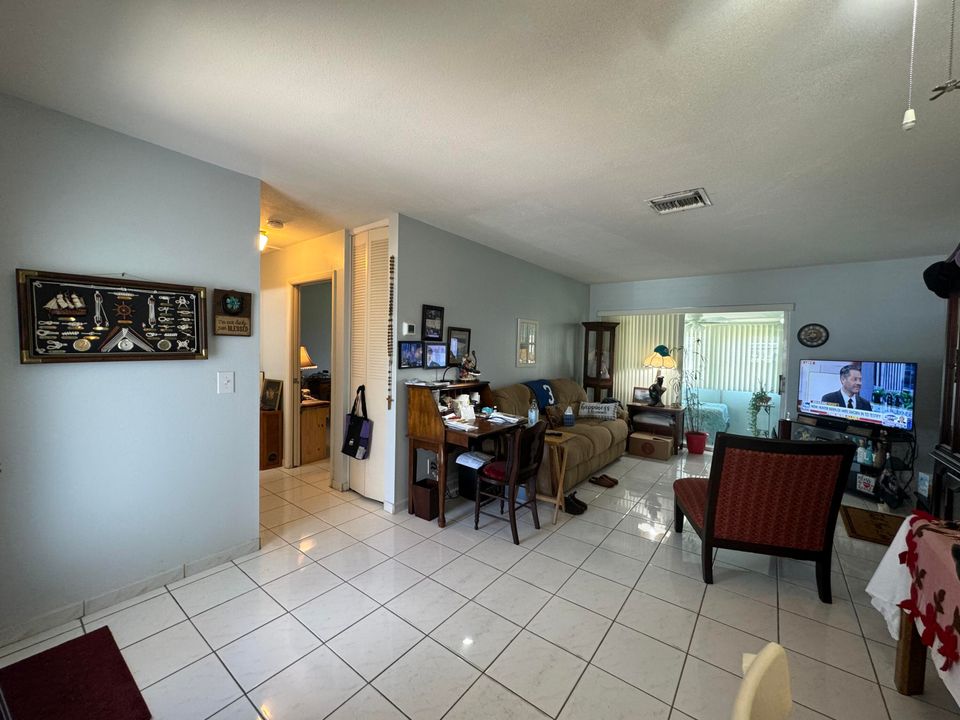 For Sale: $114,900 (1 beds, 1 baths, 612 Square Feet)