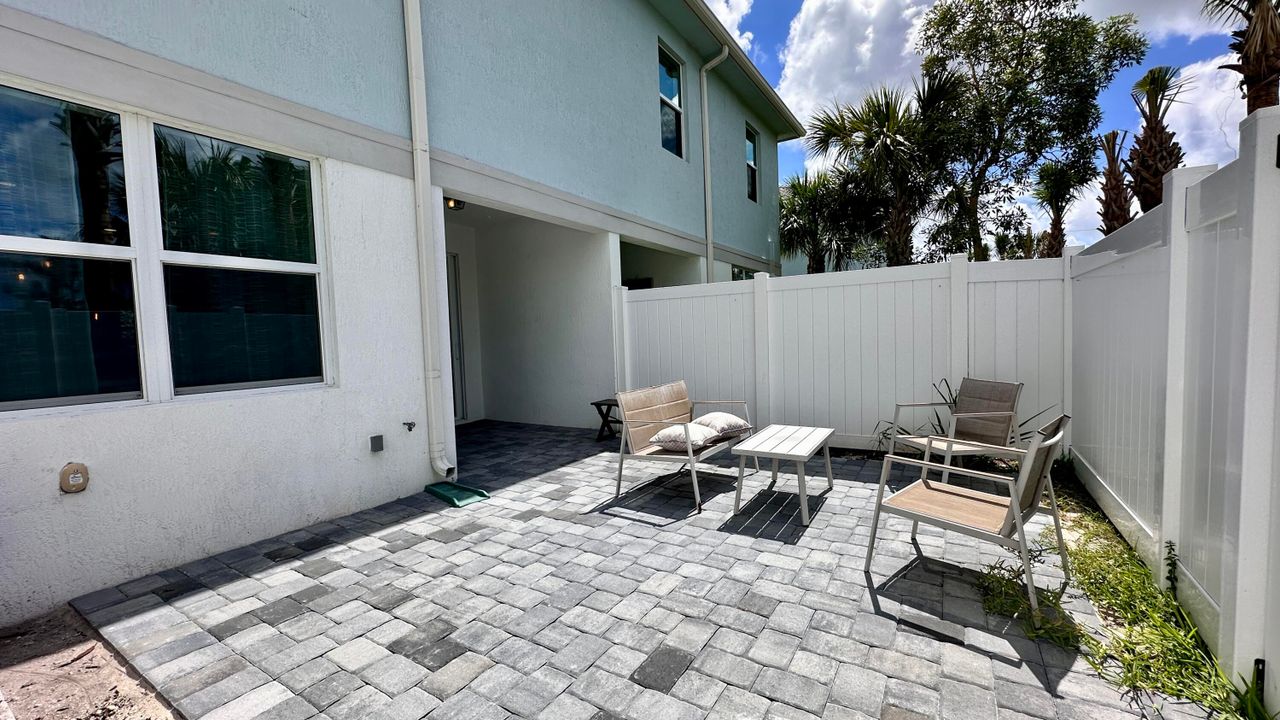 Active With Contract: $3,900 (3 beds, 2 baths, 1866 Square Feet)