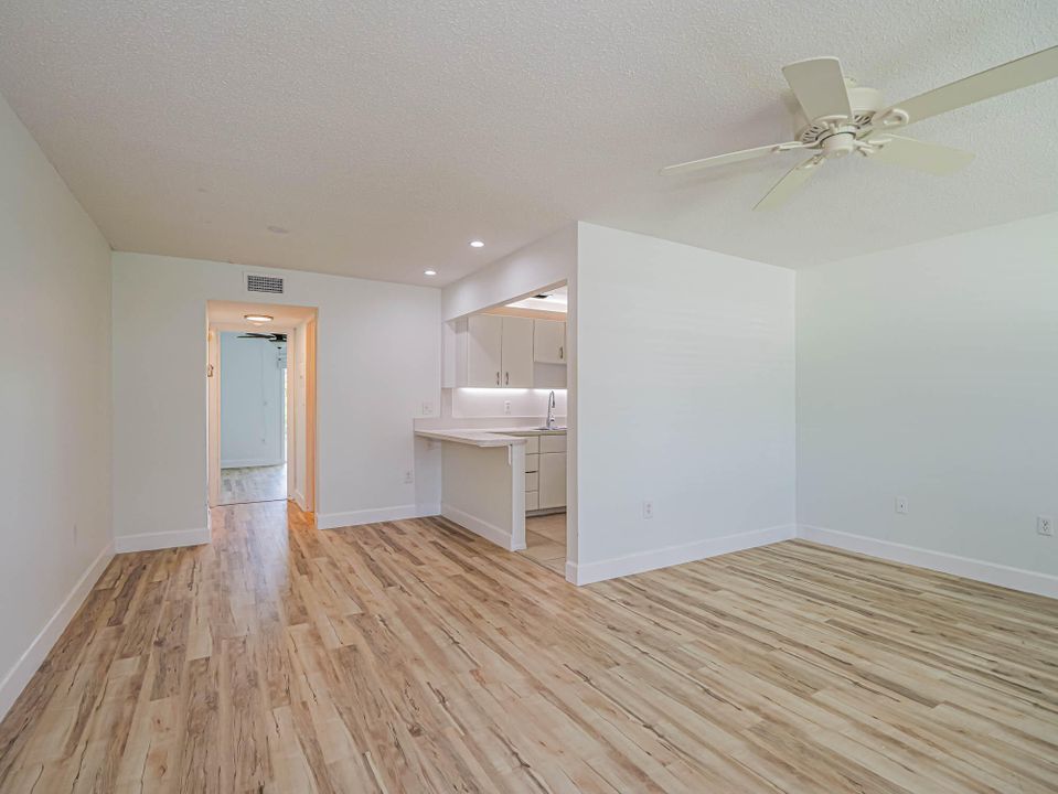 For Sale: $165,000 (1 beds, 1 baths, 695 Square Feet)