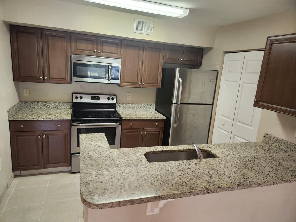 Active With Contract: $1,600 (1 beds, 1 baths, 868 Square Feet)