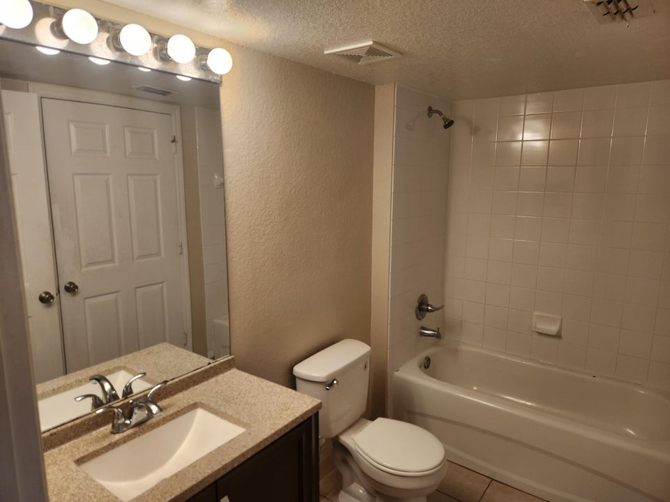 Active With Contract: $1,600 (1 beds, 1 baths, 868 Square Feet)